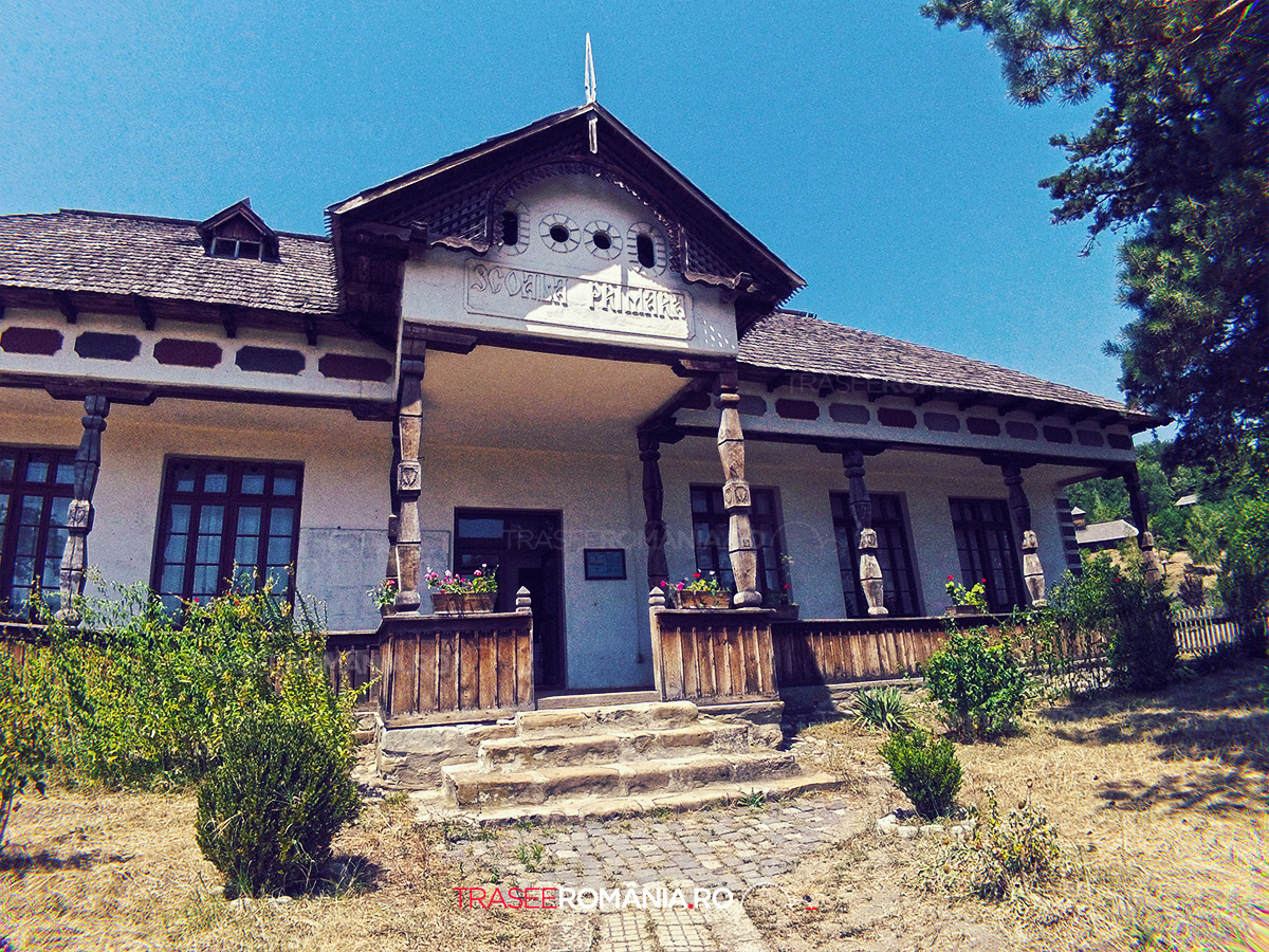 Viziteaza Muzeul Satului Vâlcean din comuna Bujoreni