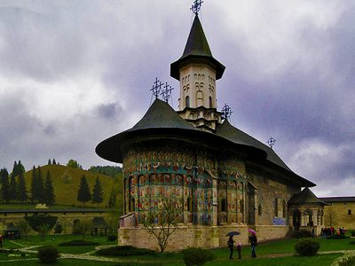 MANASTIRILE DIN NORDUL MOLDOVEI, BUCOVINA, MARAMURES SI CIMITIRUL VESEL DE LA SAPANTA